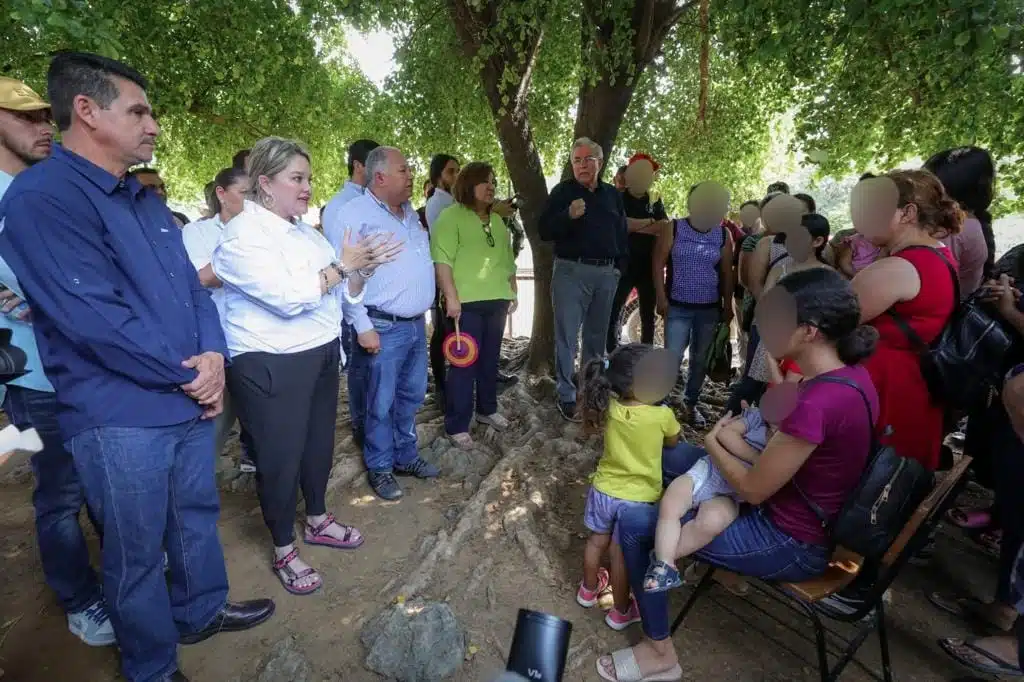 Rubén Rocha Moya y autoridades con personas desplazadas de Sinaloa