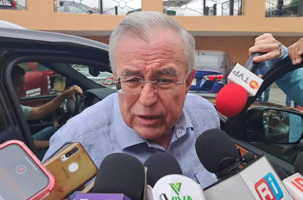 Gobernador de Sinaloa con prensa