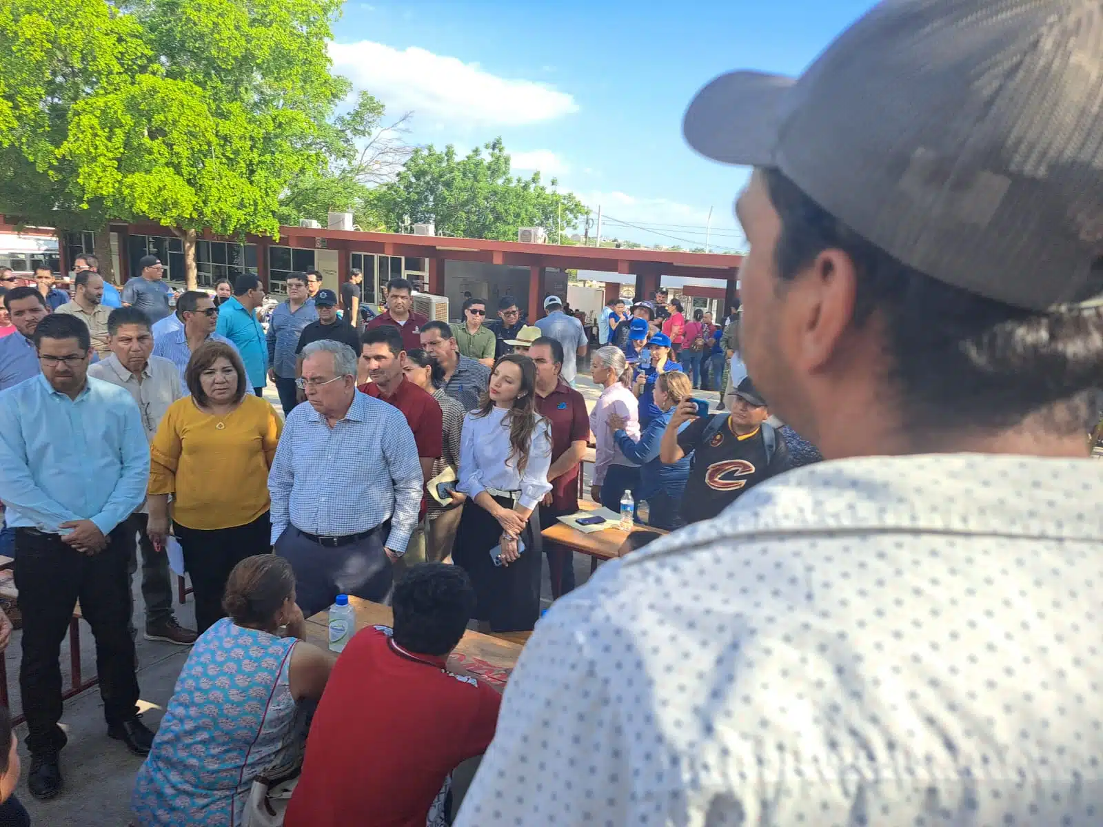 Rocha Moya visitó el Cbtis número 45 para supervisar las condiciones en las que se han instalado a cientos de sinaloítas.