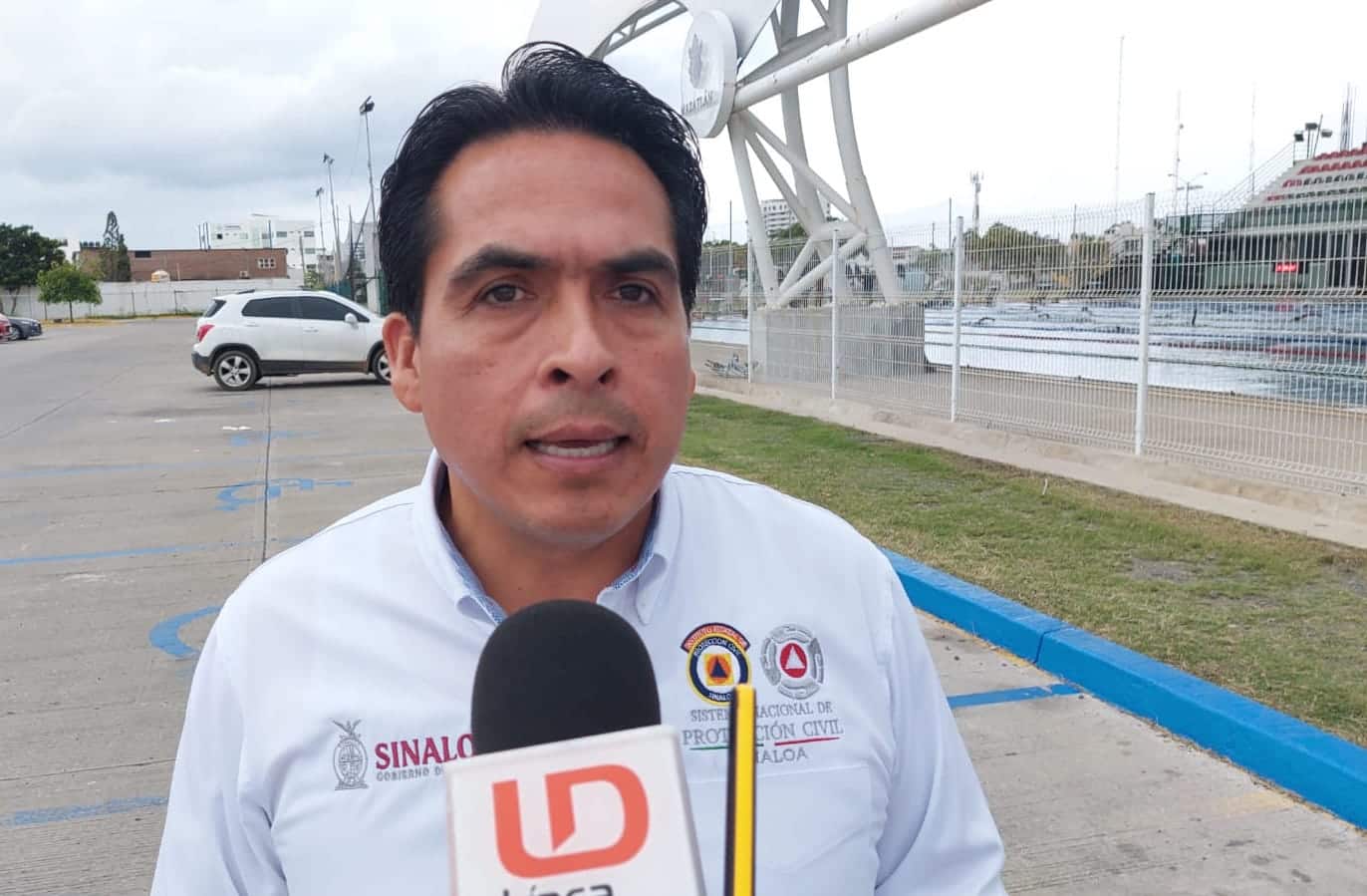 Una persona y un micrófono de LD