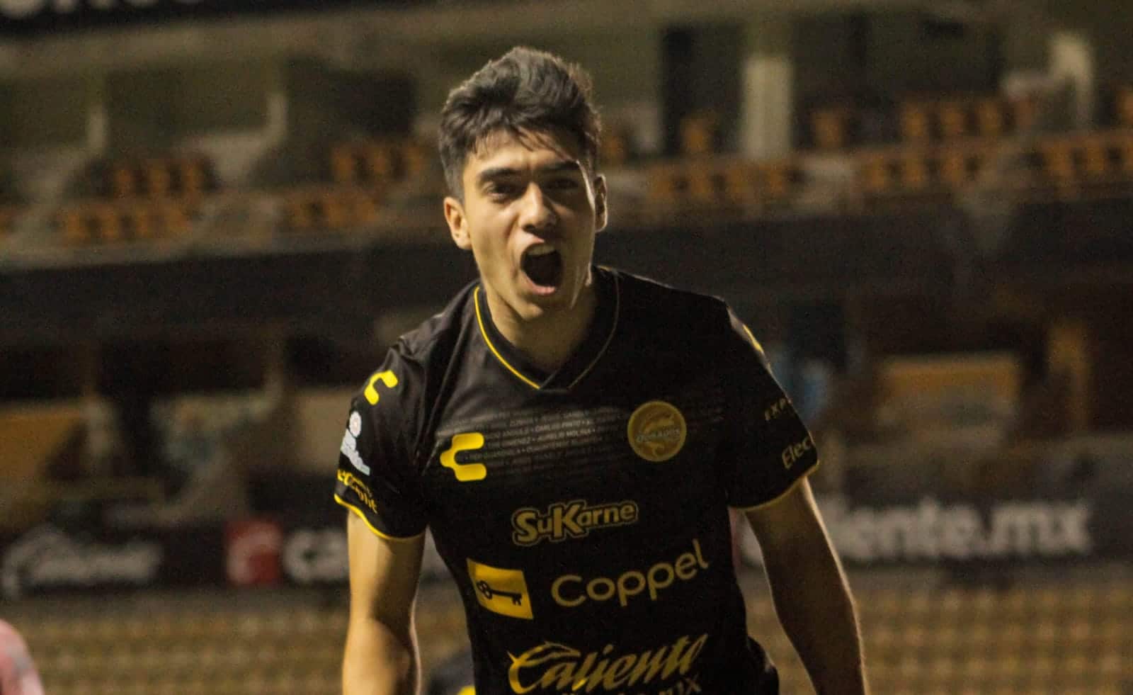 Futbolista de Dorados Celebrando gol