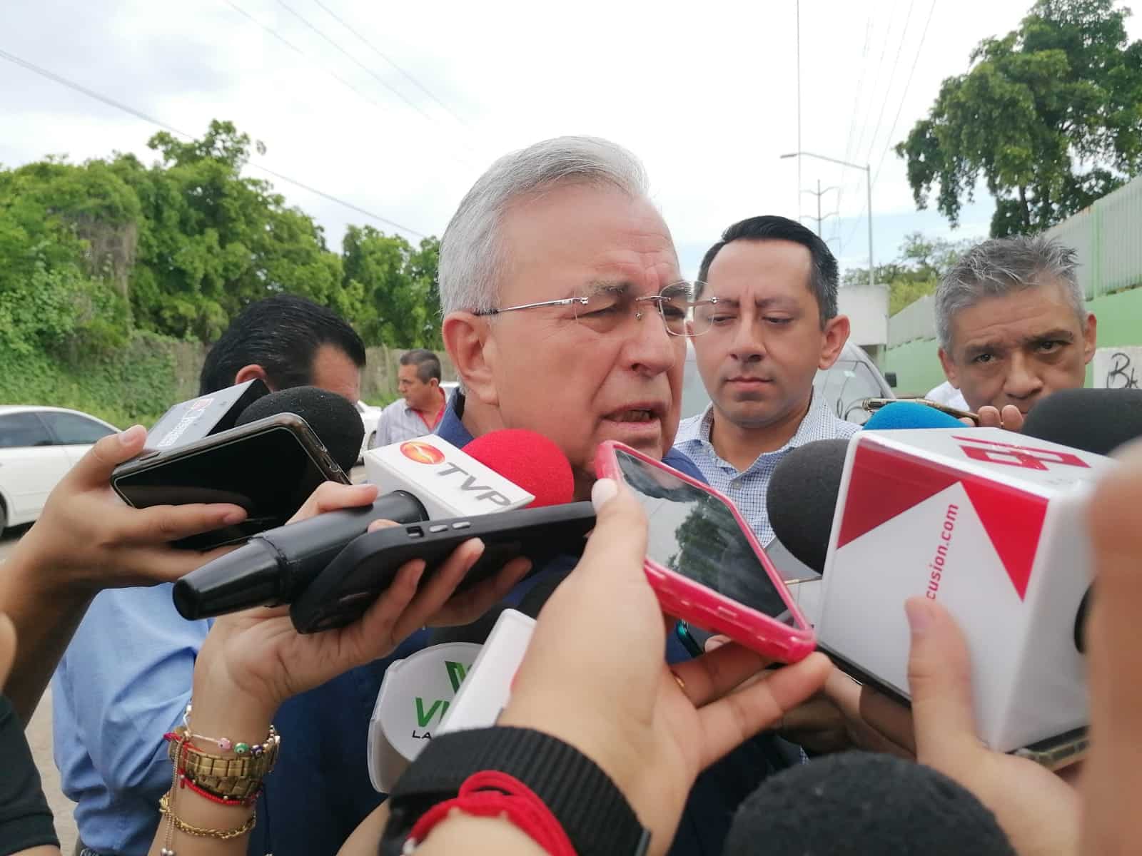 Rubén Rocha Moya con medio de prensa