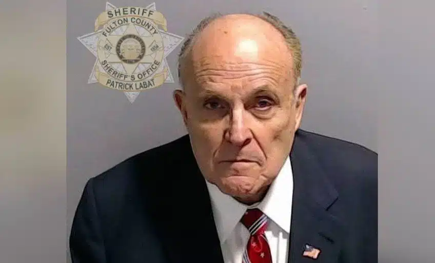 Rudy Giuliani se entrega por cargos electorales en Georgia