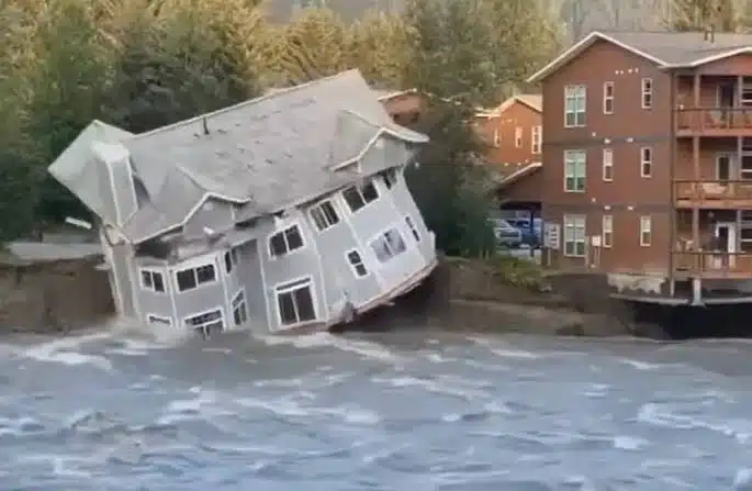 Ruptura de un glaciar provoca inundaciones y arrasa viviendas en Alaska