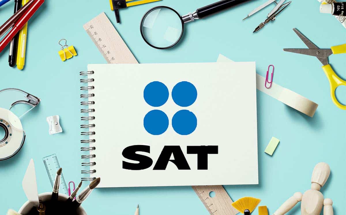 Logotipo del SAT, regla, lupa, sacapuntas, tijeras, lápices, plumas, colores, cinta adhesiva