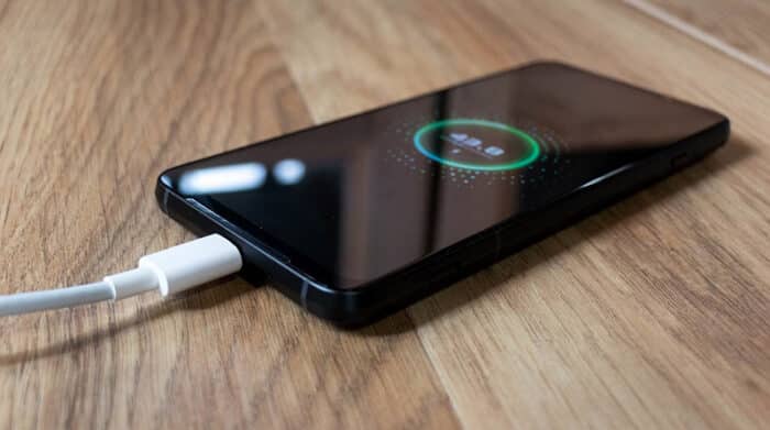 Sabías que debes quitarle la funda a tu celular para ponerlo a cargar ésta es la razón