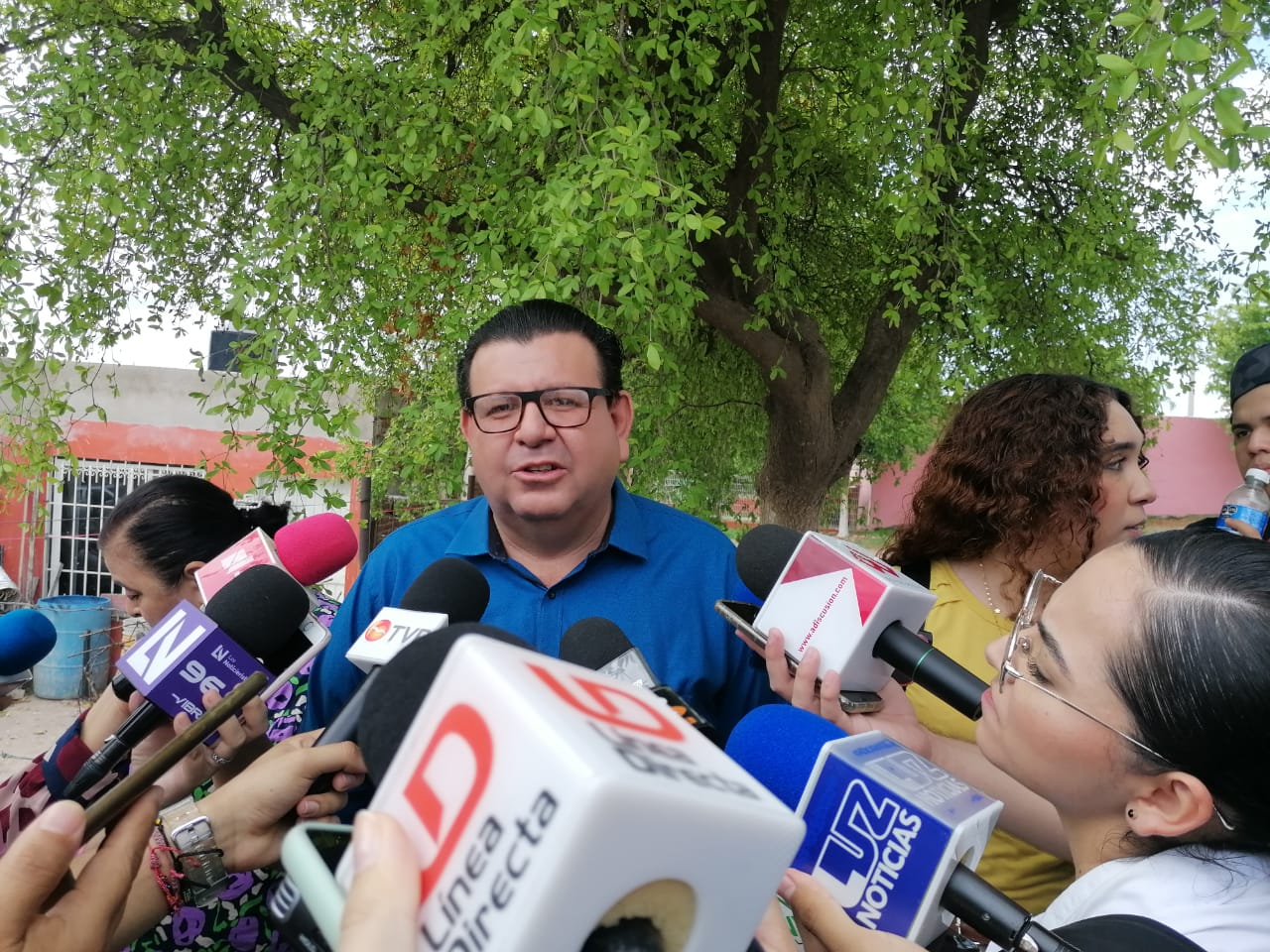 Secretario de Obras Publicas, José Luis Zavala detrás de micrófonos en entrevista con medios de comunicación