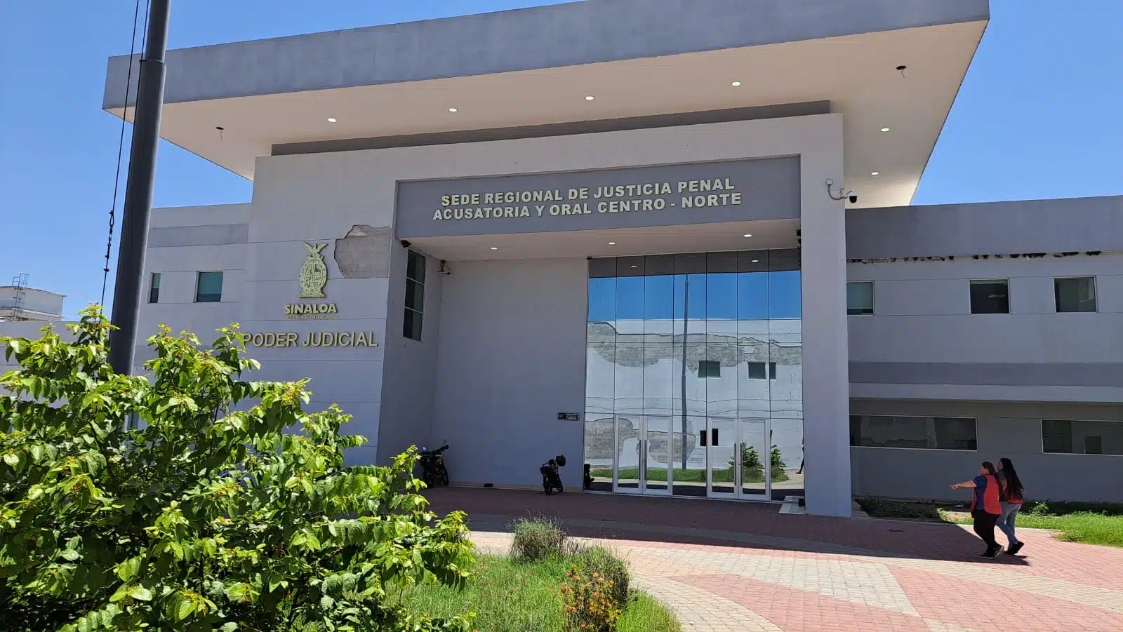exterior de Sede Regional de Justicia Penal Acusatoria y Oral Centro-Norte