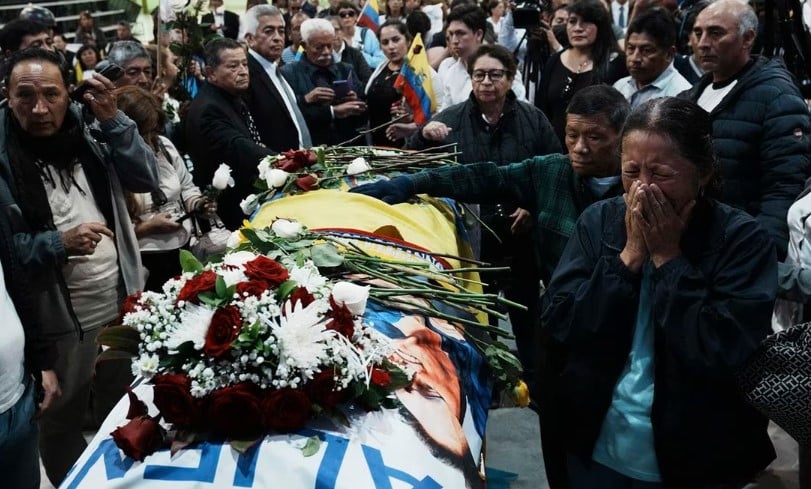 Rinden homenaje y sepultan a Fernando Villavicencio