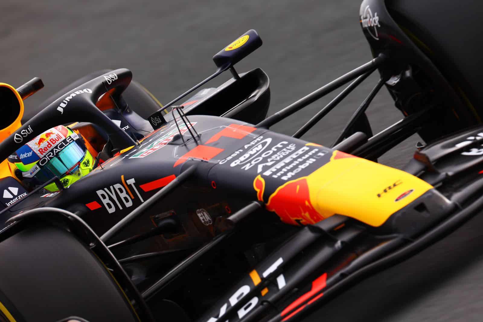 Sergio Pérez abordo de su RB19