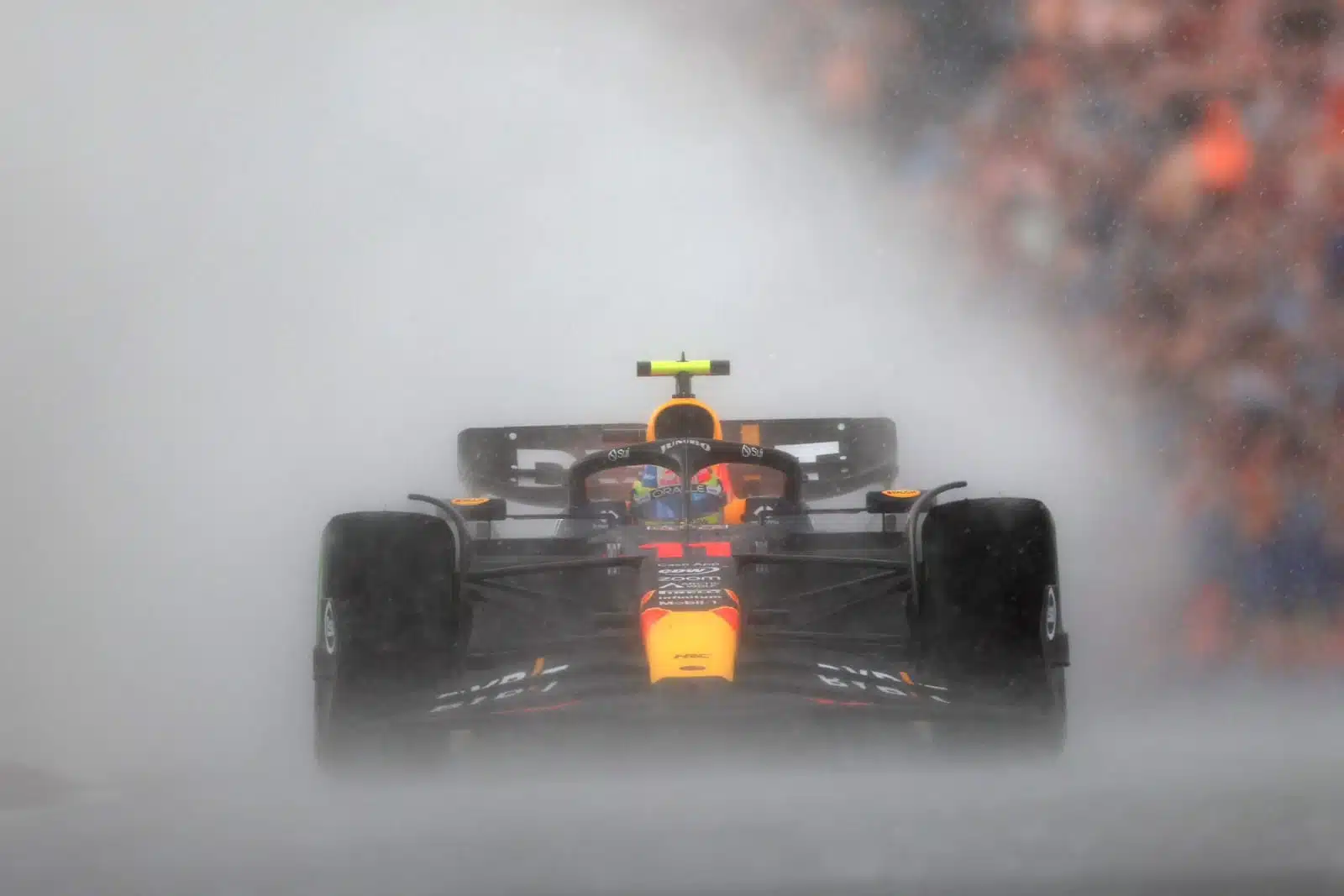 Automóvil de la Fórmula 1 bajo la lluvia