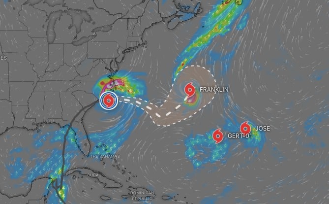 Una parte del mapa de Estados Unidos y sistemas tropicales en el Océano Atlántico