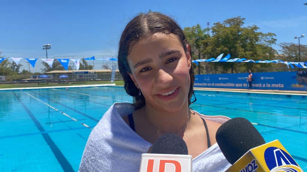 Sylvana Luna en alberca olímpica en Los Mochis
