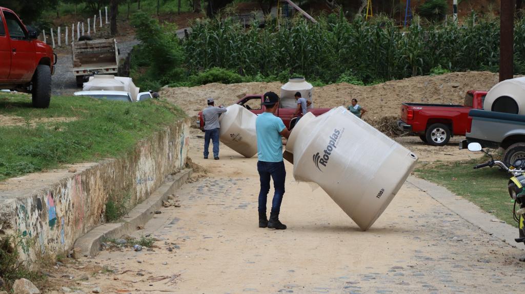 HACEN ENTREGA DE TINACOS EN LA SIERRA DE BADIRAGUATO.