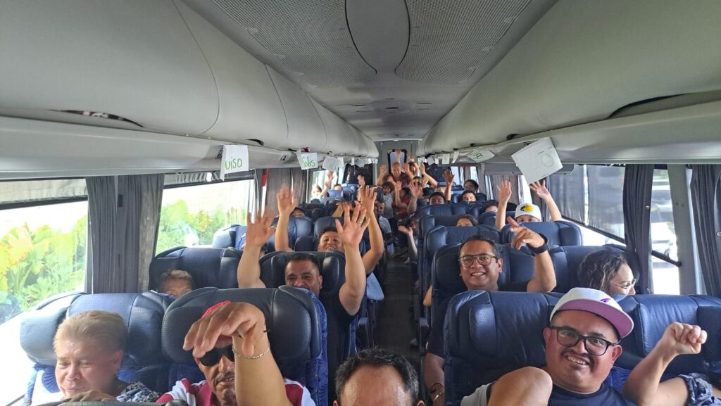 Turistas felices en autobús
