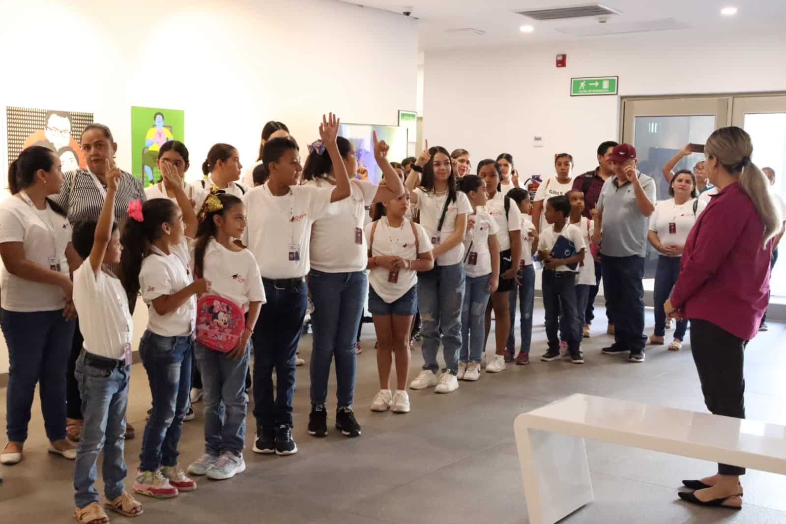 NIÑAS Y NIÑOS FORMADOS ALSANDO SU MANO