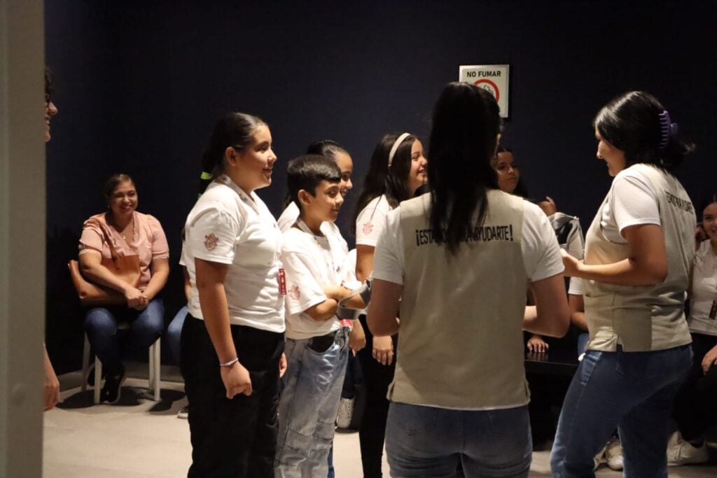 NIÑAS Y NIÑOS EN CIRCULO JUNTO A ENCARGADAS.