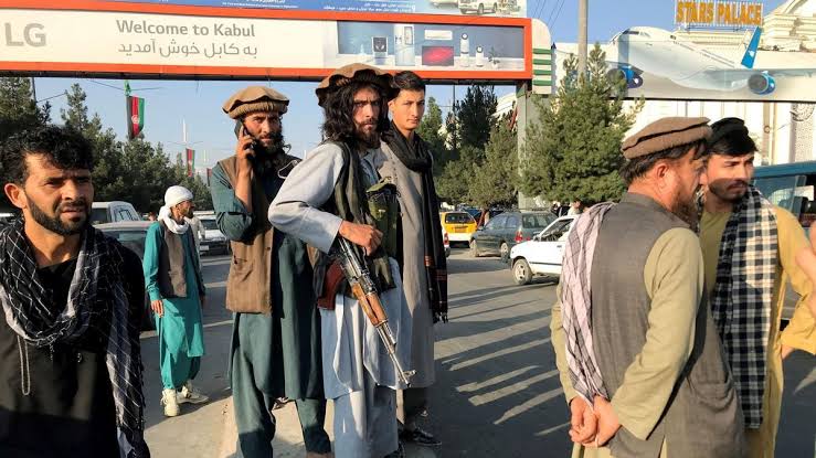 Talibanes prohíben viajar a mujeres que buscaban estudiar en el extranjero