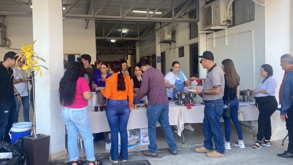 Venta de tacos en ayuda a madre e hijo