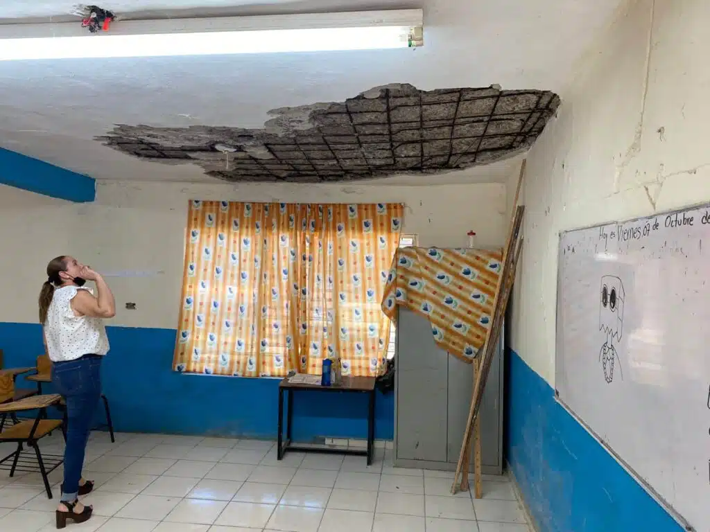 Techo de un aula en condiciones deplorables en la escuela primaria de Tecomate, Guasave