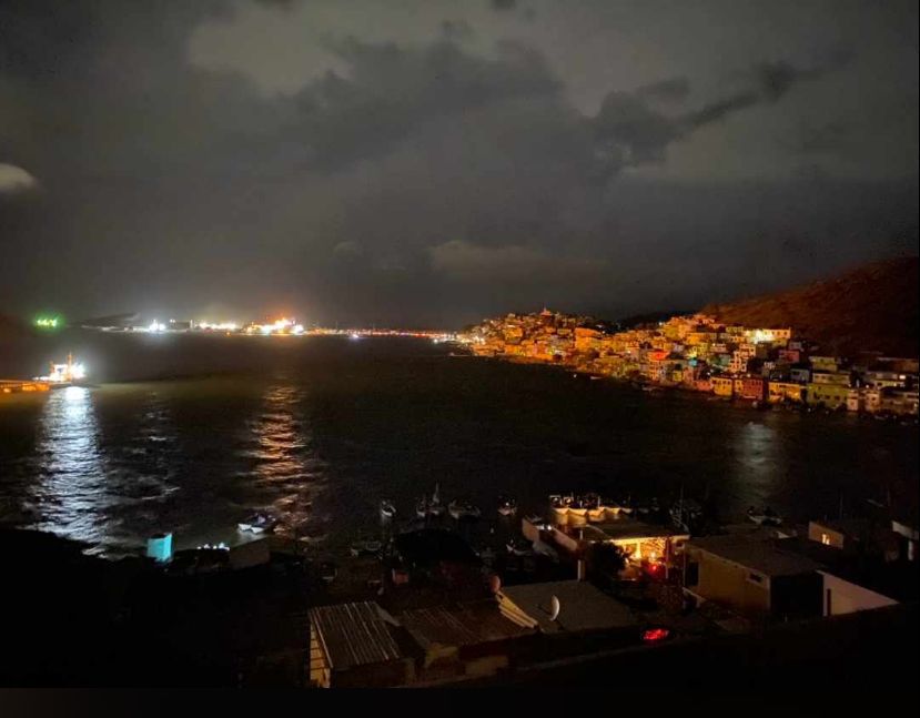 Habitantes de Topolobampo tienen más de 7 horas sin energía eléctrica.