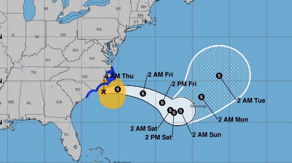 Una parte del mapa de Estados Unidos y la trayectoria de la tormenta tropical Idalia hacia aguas del océano Atlántico