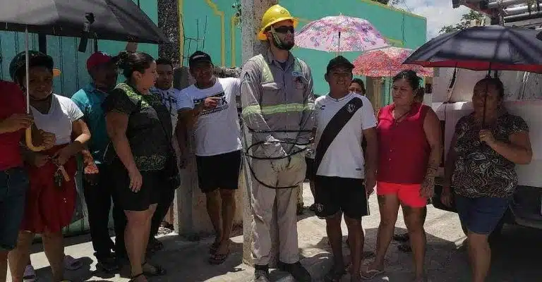 Trabajador de la CFE se dejó amarrar por protestantes; lo castiga la Comisión