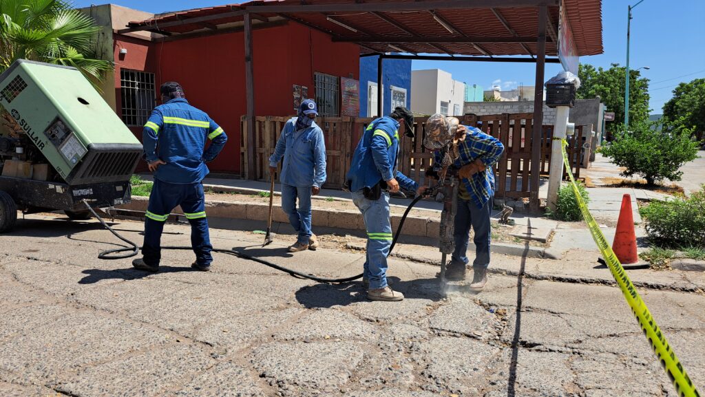 Trabajadores del ayuntamiento de Salvador Alvarado trabajan en la rehabilitación de una calle.