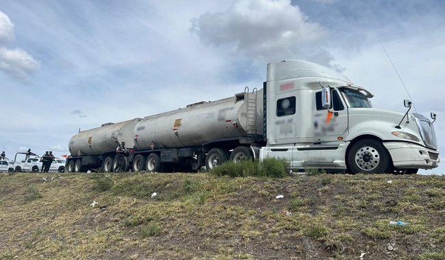 Tractocamión que transportaba combustible robado