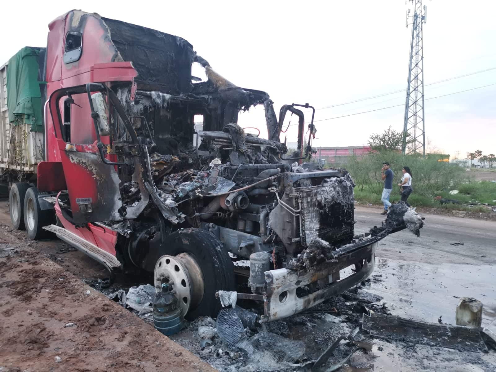 Tráiler incendiado en Los Mochis