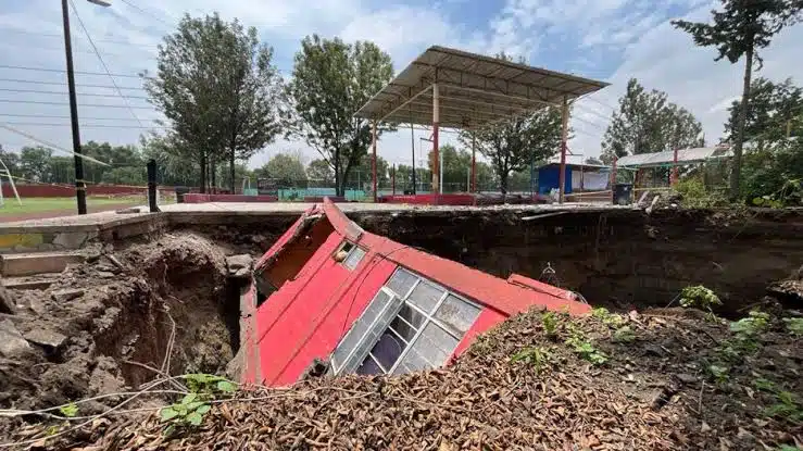 Tremendo socavón se traga un gimnasio; la tierra se reblandece en la CDMX