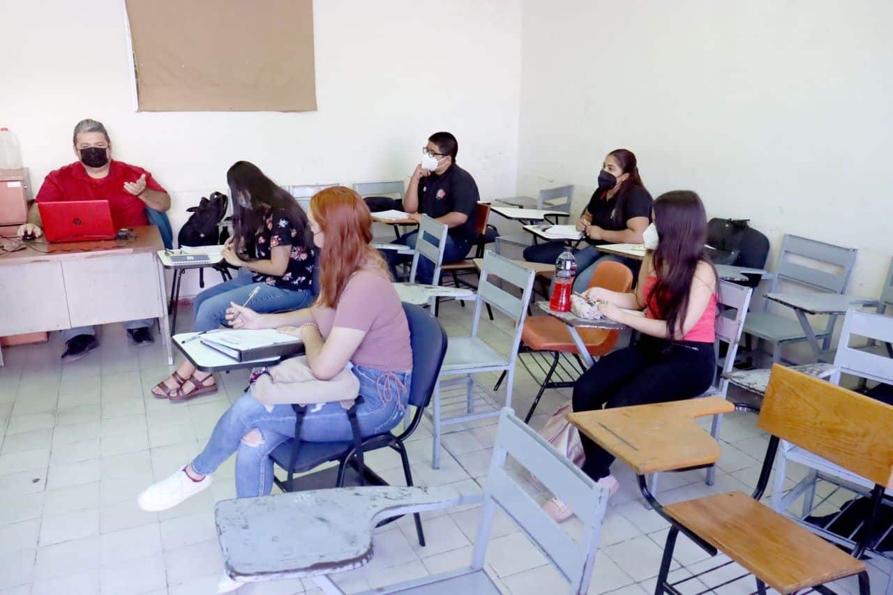 Alumnos en salón de clases