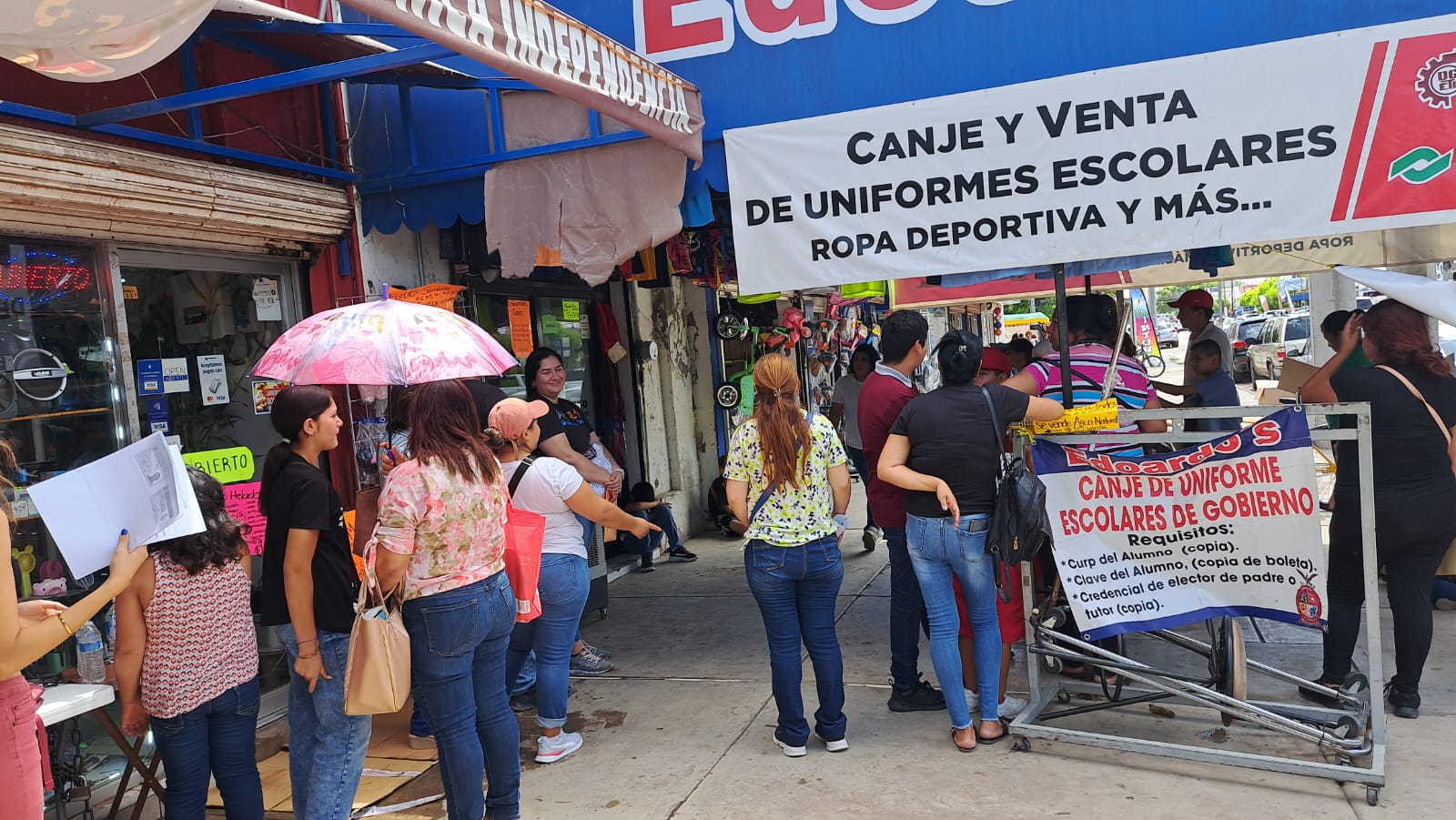 FILAS PARA CANJEAR UNIFORMES ESCOLARES EN LOS MOCHIS.