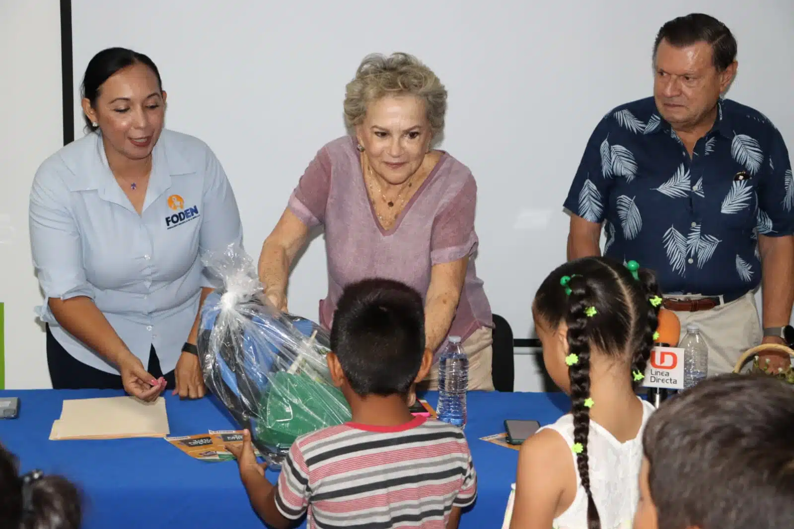 ENTREGAN UTILES ESCOLARES A NIÑOS