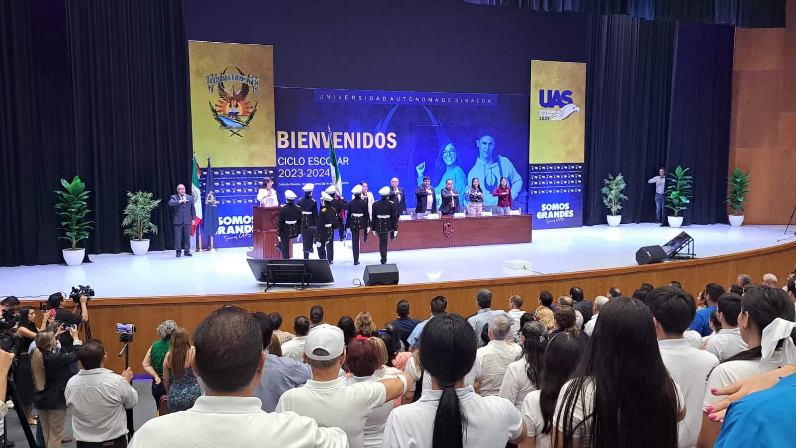 Autoridades en evento de inicio de ciclo escolar