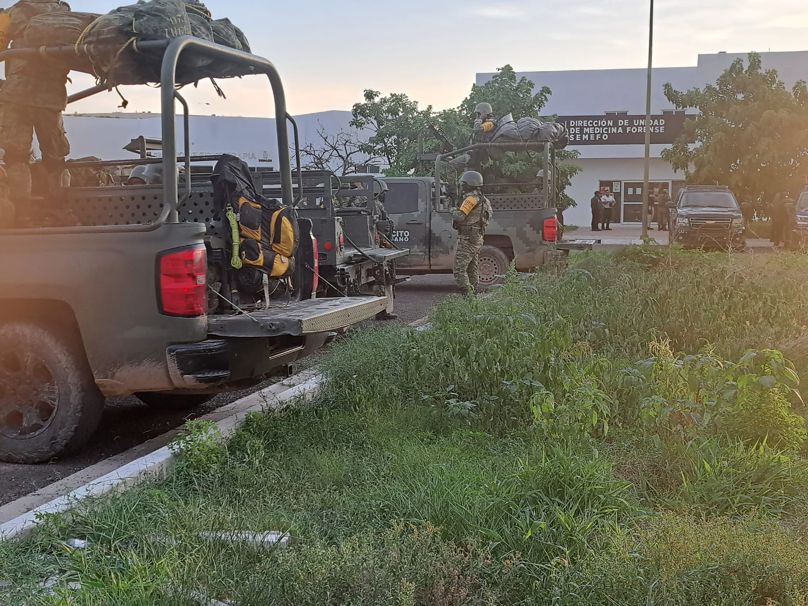 Unidades del Ejército Mexicano en operativo de traslado de Mario Calabazas al Semefo en Culiacán