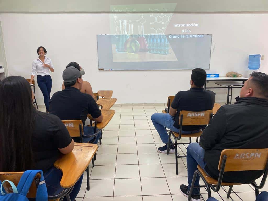 Personas en un salón de clases