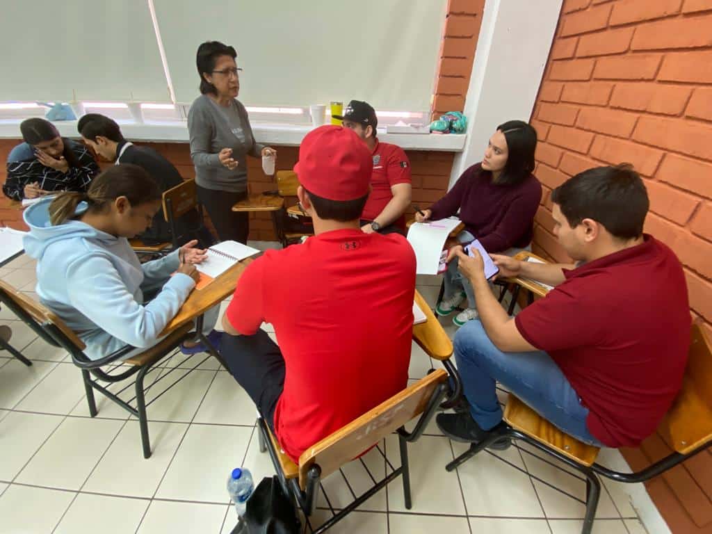 Personas en un salón de clases