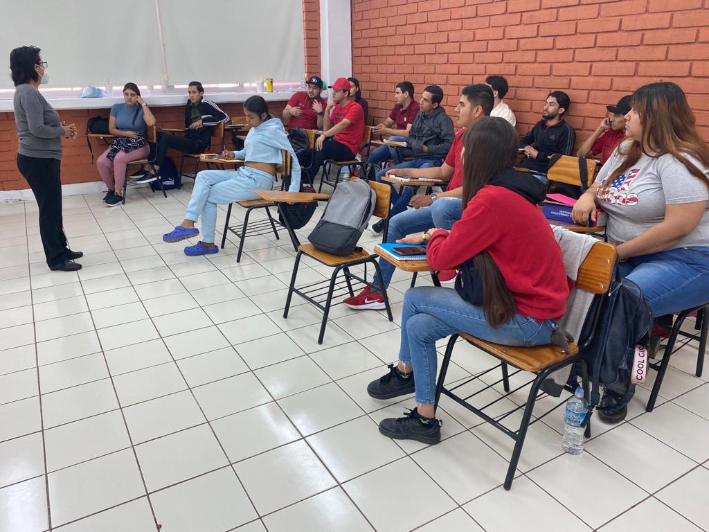 Personas en un salón de clases