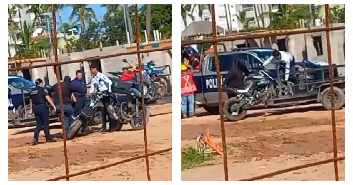En ambas fotos: Elementos policiacos llevando una motocicleta hacia su unidad tras retirarla