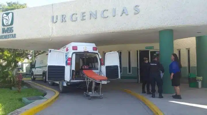 Ambulancia afuera de Urgencias del IMSS-Bienestar en Mazatlán