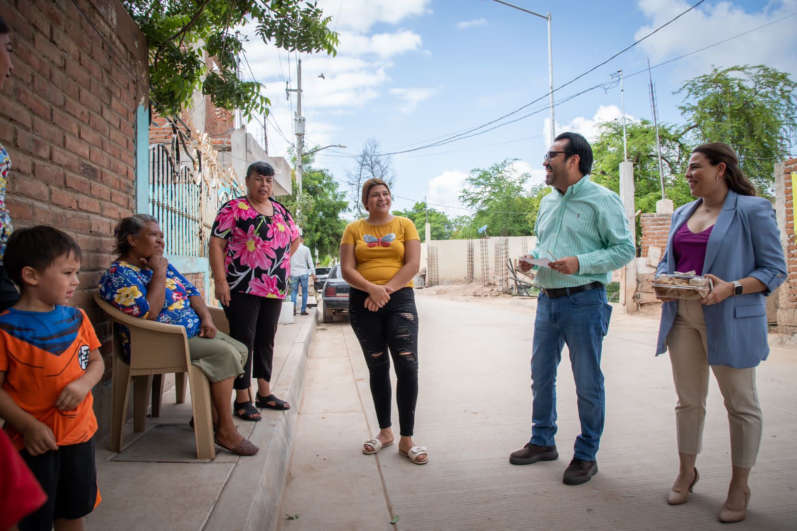 Alcalde de Culiacán visita colonia Las Cucas para felicitar a las integrantes del Comité Ciudadano.