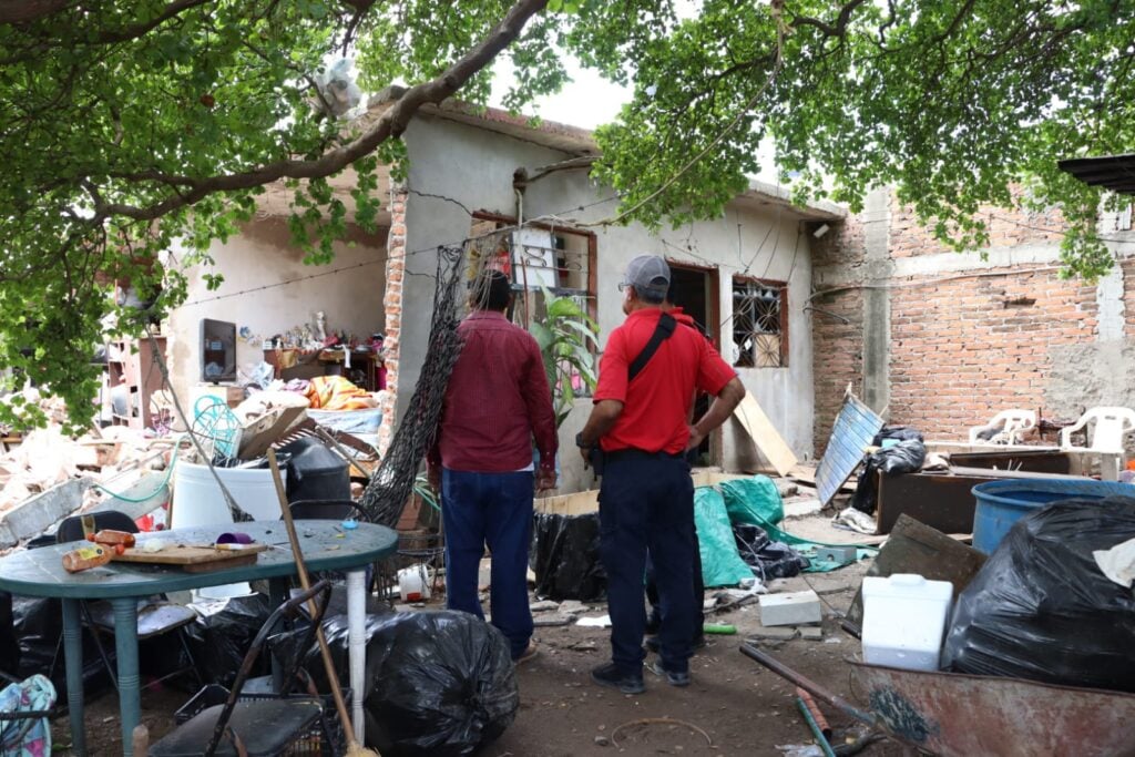 Vecinos afuera de la casa de la familia García Plaza