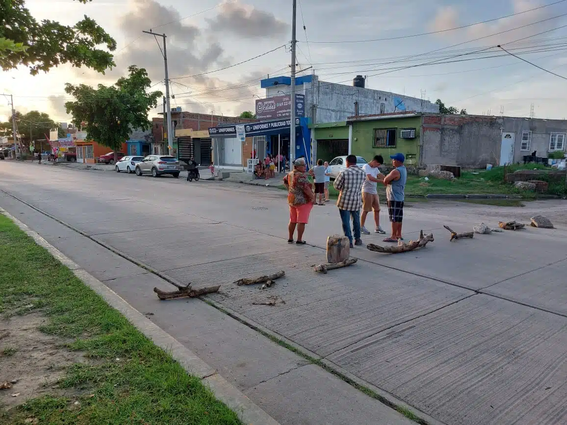 Vecinos de la Lico Velarde en Mazatlán bloquean avenida