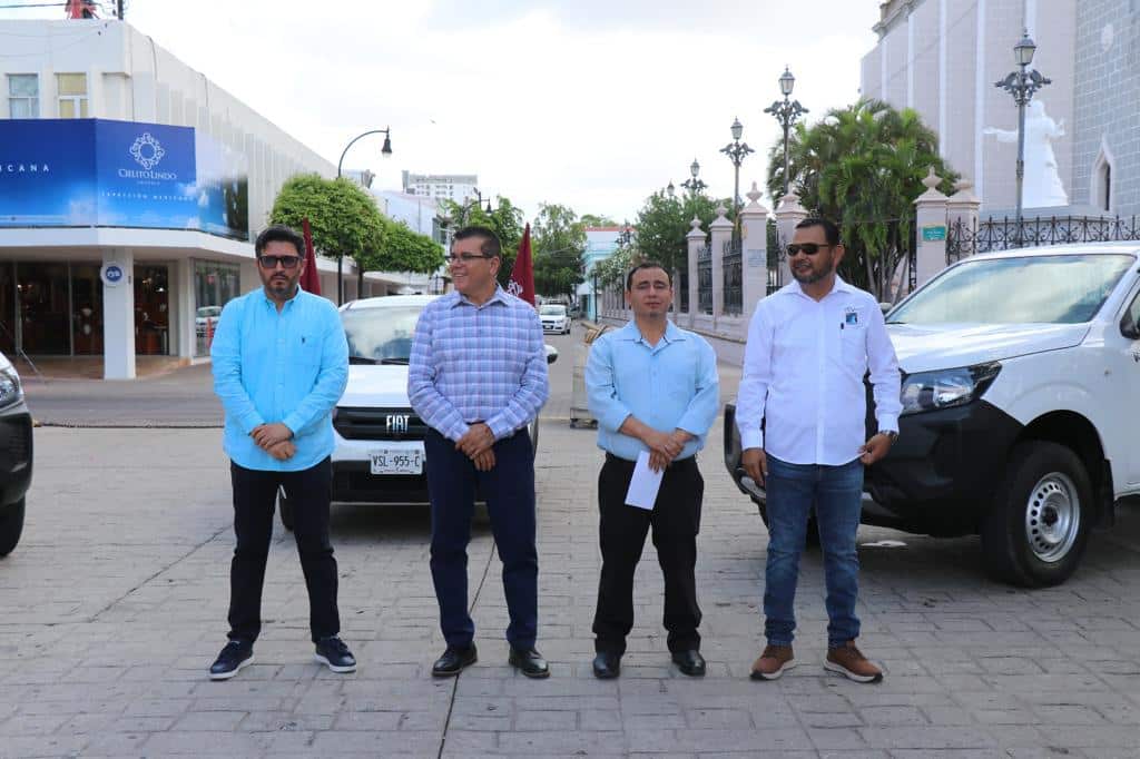 Édgar González Zataráin entregó las llaves de tres nuevos vehículos a la Jumapam.