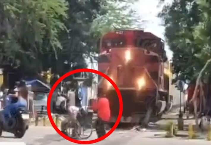 Video Salvan a un hombre en silla de ruedas de ser arrollado por el tren