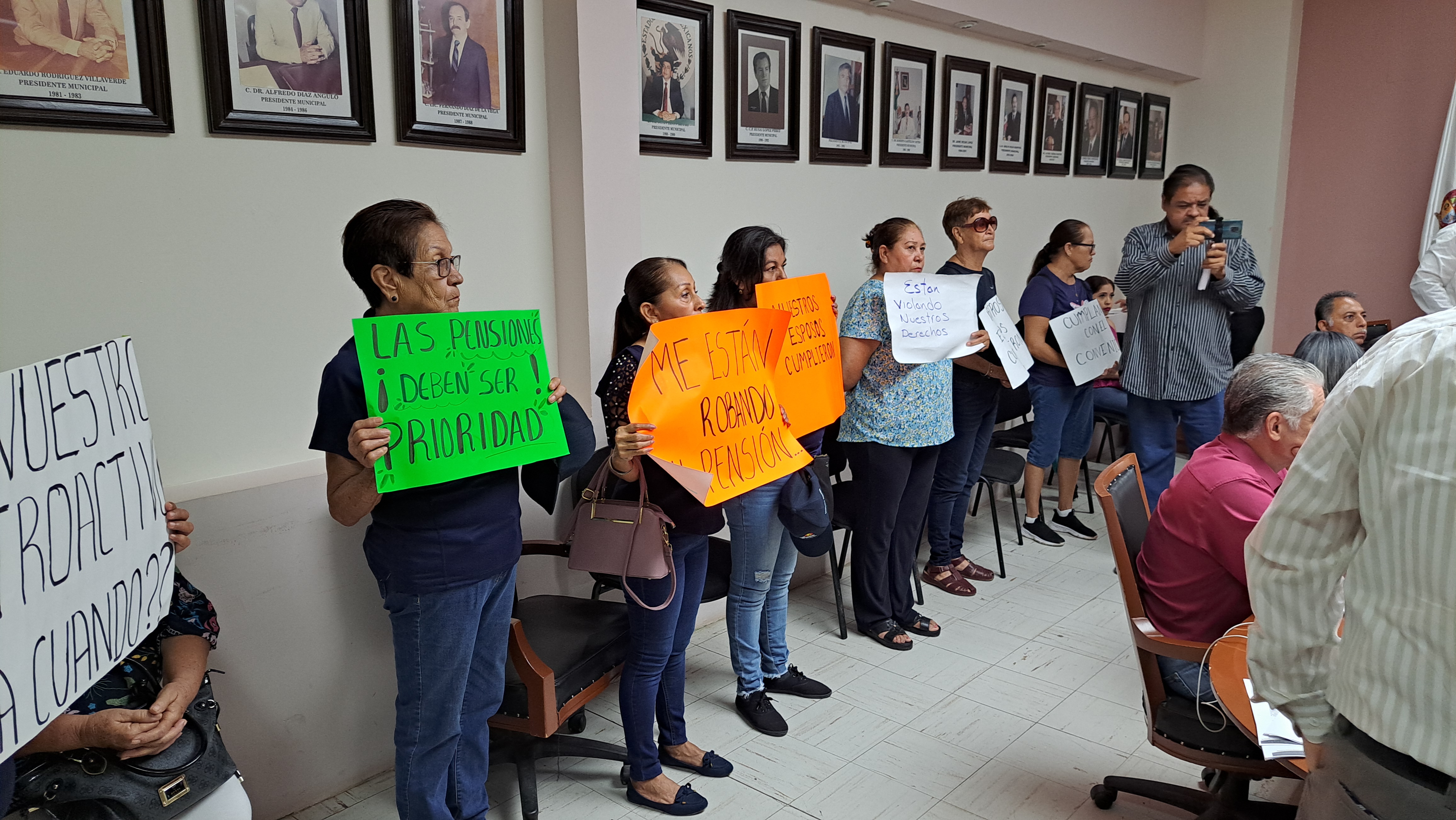 Viudas de policías en salón de Cabildo de Salvador Alvarado