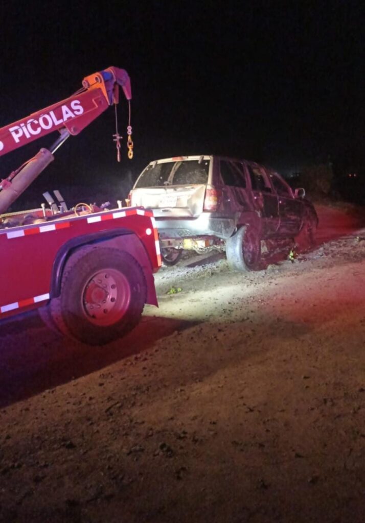 Camioneta jalada por una grúa, terracería