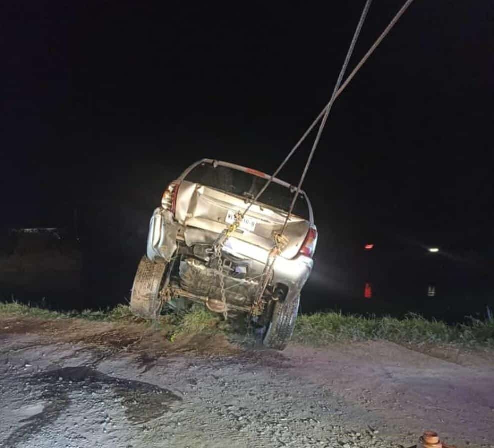 Camioneta jalada por una grúa, terracería