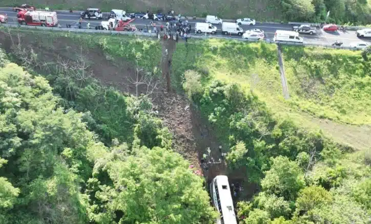 Volcadura de autobús en Tepic deja 17 muertos y 22 heridos